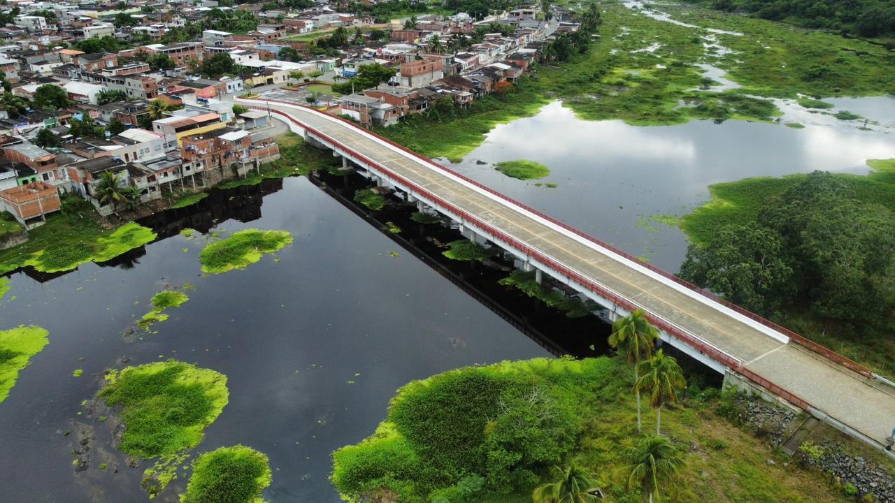 Ponte BA-649 sobre lagoa